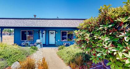 Cute beach room with fast WiFI - walk to downtown shops & eats