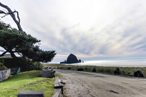 Beach nearby - Peaceful Dog-Friendly Cottage with Fireplace, WiFi - Close to Beach & Town (Cannon Beach)