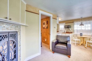 Interior - Peaceful Dog-Friendly Cottage with Fireplace, WiFi - Close to Beach & Town (Cannon Beach)