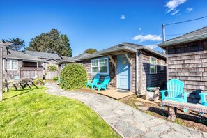 Terrace/patio - Peaceful Dog-Friendly Cottage with Fireplace, WiFi - Close to Beach & Town (Cannon Beach)