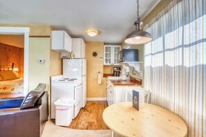 Fridge, microwave, oven, stovetop - Peaceful Dog-Friendly Cottage with Fireplace, WiFi - Close to Beach & Town (Cannon Beach)