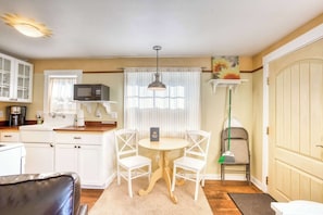 Interior - Peaceful Dog-Friendly Cottage with Fireplace, WiFi - Close to Beach & Town (Cannon Beach)