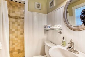 Shower, hair dryer, towels - Peaceful Dog-Friendly Cottage with Fireplace, WiFi - Close to Beach & Town (Cannon Beach)
