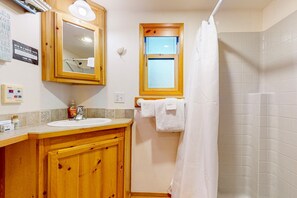 Shower, hair dryer, towels - Beautiful coastal cabin with private hot tub, gas grill & scenic deck space (Brookings)