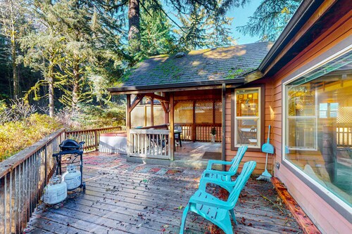 Beautiful coastal cabin with private hot tub, gas grill & scenic deck space