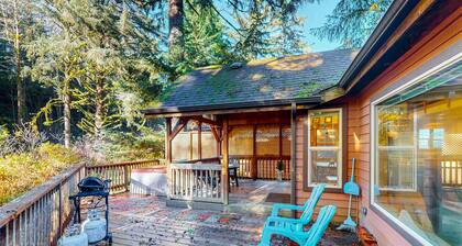 Beautiful coastal cabin with private hot tub, gas grill & scenic deck space