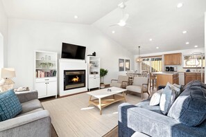 TV, fireplace, DVD player, offices - 1.5 blocks to beach & Prom - Charming home with private hot tub, deck, yard (Seaside)