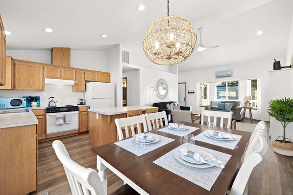 Dining - 1.5 blocks to beach & Prom - Charming home with private hot tub, deck, yard (Seaside)
