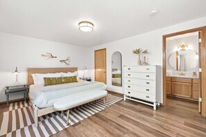 3 bedrooms, WiFi, bed sheets - 1.5 blocks to beach & Prom - Charming home with private hot tub, deck, yard (Seaside)