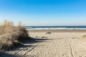 Beach nearby - 1.5 blocks to beach & Prom - Charming home with private hot tub, deck, yard (Seaside)