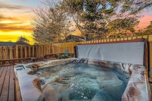 Outdoor spa tub - 1.5 blocks to beach & Prom - Charming home with private hot tub, deck, yard (Seaside)