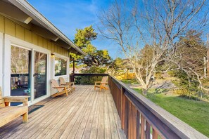 Property grounds - Dog-friendly home near the beach with large deck, yard & washer&dryer (Seaside)