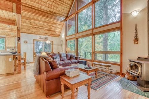 Gorgeous home with views of the river, fireplace, washer&dryer, & dog-friendly