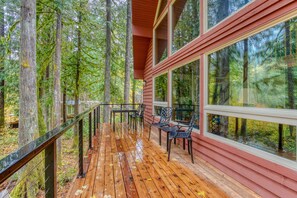 Terrace/patio - Gorgeous home with views of the river, fireplace, washer&dryer, & dog-friendly (Rhododendron)