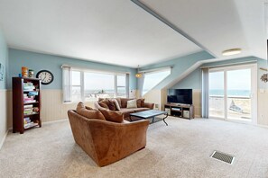 TV, DVD player, offices - Gorgeous dog-friendly home with spectacular ocean views & deck - walk to Main St (Manzanita)
