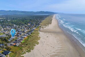 Beach nearby - Gorgeous dog-friendly home with spectacular ocean views & deck - walk to Main St (Manzanita)