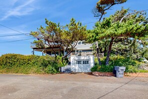 Exterior - Gorgeous dog-friendly home with spectacular ocean views & deck - walk to Main St (Manzanita)