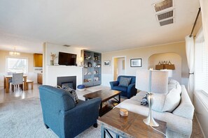 TV, DVD player, offices - Gorgeous dog-friendly home with spectacular ocean views & deck - walk to Main St (Manzanita)