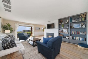 TV, DVD player, offices - Gorgeous dog-friendly home with spectacular ocean views & deck - walk to Main St (Manzanita)