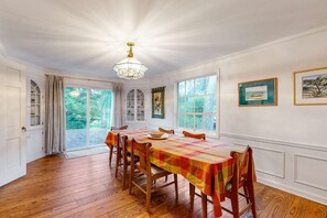 Dining - Oceanfront charmer with wood fireplace, games, & scenic deck - dog-friendly (Ocean Park)