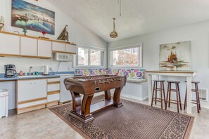 Games room - Artistic Getaway with Entertainment, Beach Nearby - Dogs OK (Seaside)