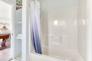 Shower, hair dryer, towels - Artistic Getaway with Entertainment, Beach Nearby - Dogs OK (Seaside)