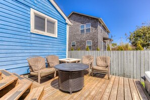 Outdoor dining - Artistic Getaway with Entertainment, Beach Nearby - Dogs OK (Seaside)
