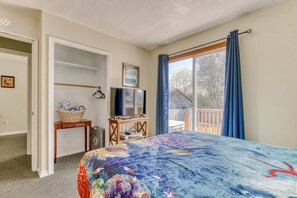 2 bedrooms, iron/ironing board, travel cot, WiFi - Artistic Getaway with Entertainment, Beach Nearby - Dogs OK (Seaside)