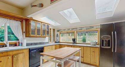 Charming home on the Siuslaw River with a fire pit, WiFi, & W&D