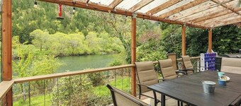 Charming home on the Siuslaw River with a fire pit, WiFi,  & W&D