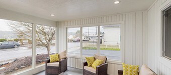 Cozy condo with sun room, washer & dryer, close to the river