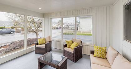 Cozy condo with sun room, washer & dryer, close to the river