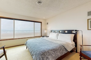 2 bedrooms, iron/ironing board, WiFi, bed sheets - Waterfront, dog-friendly getaway with a fireplace & incredible ocean views (Waldport)