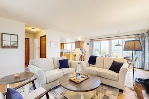 TV, fireplace, stereo, offices - Waterfront, dog-friendly getaway with a fireplace & incredible ocean views (Waldport)