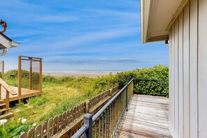 Terrace/patio - Waterfront, dog-friendly getaway with a fireplace & incredible ocean views (Waldport)