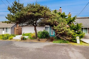 Exterior - Waterfront, dog-friendly getaway with a fireplace & incredible ocean views (Waldport)