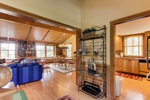 TV, fireplace, DVD player, stereo - Dog-Friendly modern rustic house with easy beach access (Gearhart)