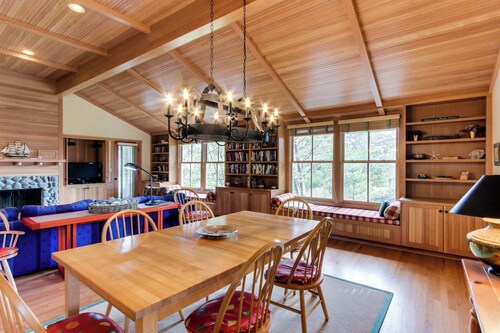 Dog-Friendly modern rustic house with easy beach access
