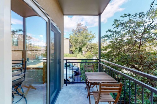 Stylish condo with balcony, private washer&dryer, & full kitchen - close to river