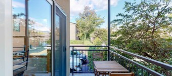 Stylish condo with balcony, private washer&dryer, & full kitchen - close to river