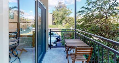 Stylish condo with balcony, private washer&dryer, & full kitchen - close to river