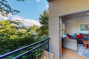 Property grounds - Stylish condo with balcony, private washer&dryer, & full kitchen - close to river (Hood River)