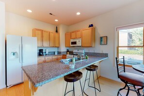 Private kitchen - Stylish condo with balcony, private washer&dryer, & full kitchen - close to river (Hood River)