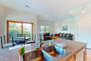 Interior - Stylish condo with balcony, private washer&dryer, & full kitchen - close to river (Hood River)