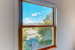 Interior - Stylish condo with balcony, private washer&dryer, & full kitchen - close to river (Hood River)