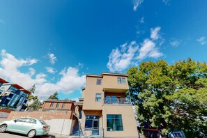 Exterior - Stylish condo with balcony, private washer&dryer, & full kitchen - close to river (Hood River)