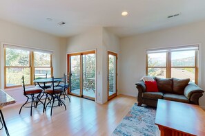 TV - Stylish condo with balcony, private washer&dryer, & full kitchen - close to river (Hood River)