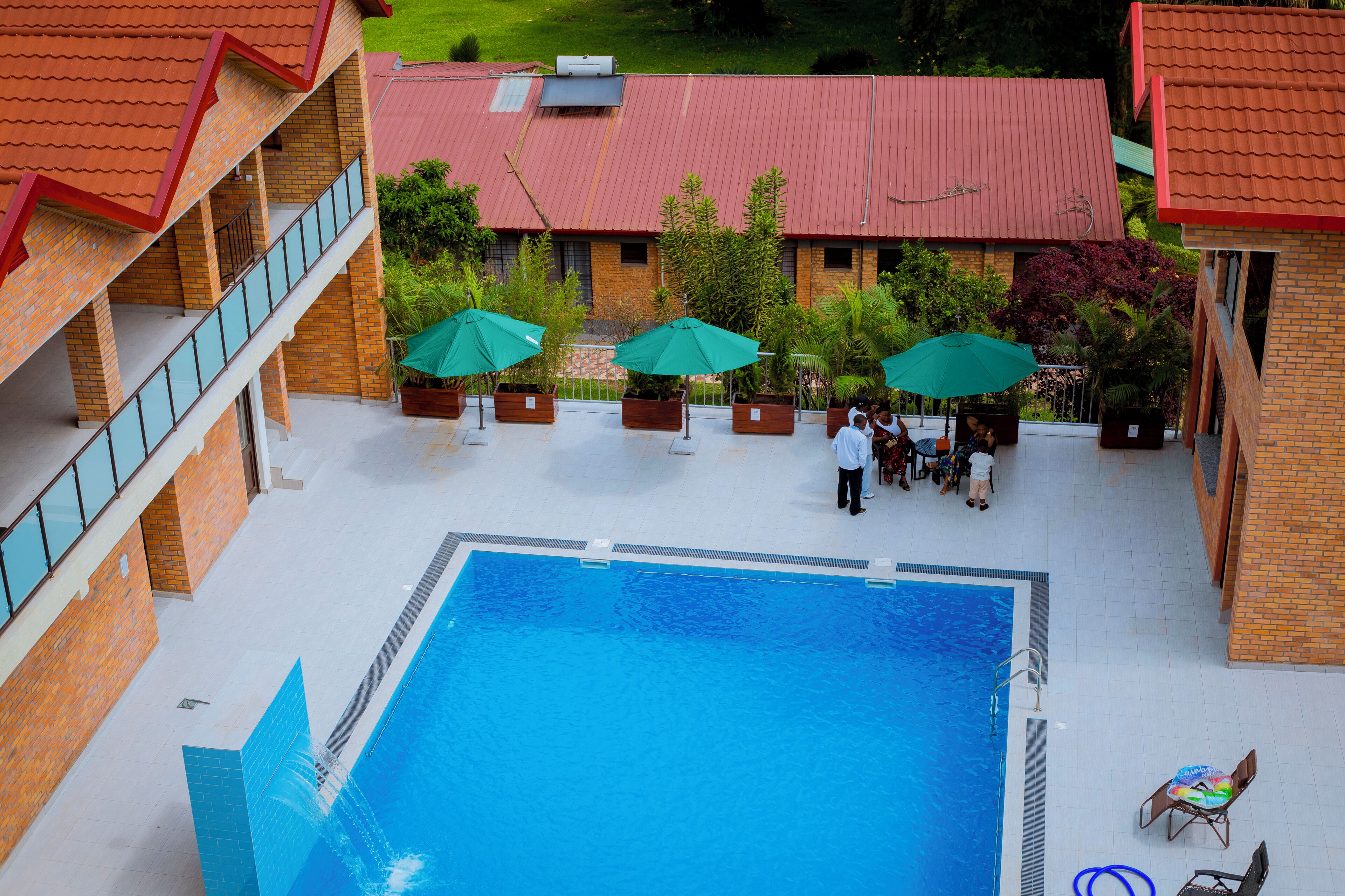 Una piscina cubierta