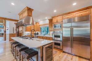 Fridge, microwave, oven, stovetop - 5 bedroom home with private hot tub, shared pool and gourmet kitchen (Sunriver)