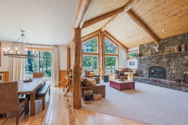 Interior - 5 bedroom home with private hot tub, shared pool and gourmet kitchen (Sunriver)